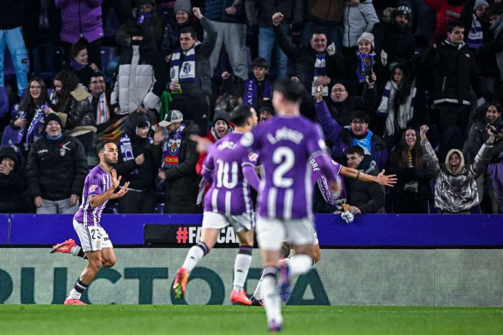 В схватке внизу таблицы побеждает ослабленный «Реал Вальядолид». «Валенсия» — последняя команда в Ла Лиге.