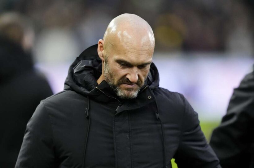 Суонси выпускает тренер Люк Уильямс в борьбе за выживание в чемпионате