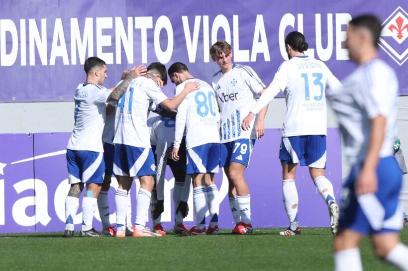 Комо экспортирует фиолетовый кожу головы, Fiorentina, будучи дома Бенджамином