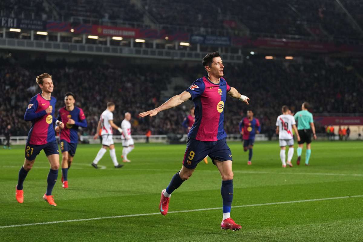 Цель Левандовски обеспечивает победу и первое место в столе. Отличное исполнение Szczęsny