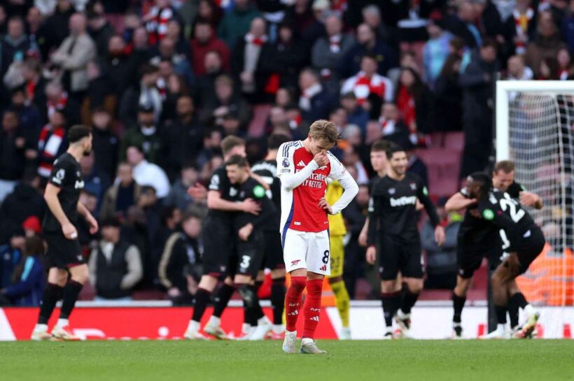 Свидение Арсенала, занявшего второе место, Льюис-Скелли с красной картой. Ян Беднарек травма