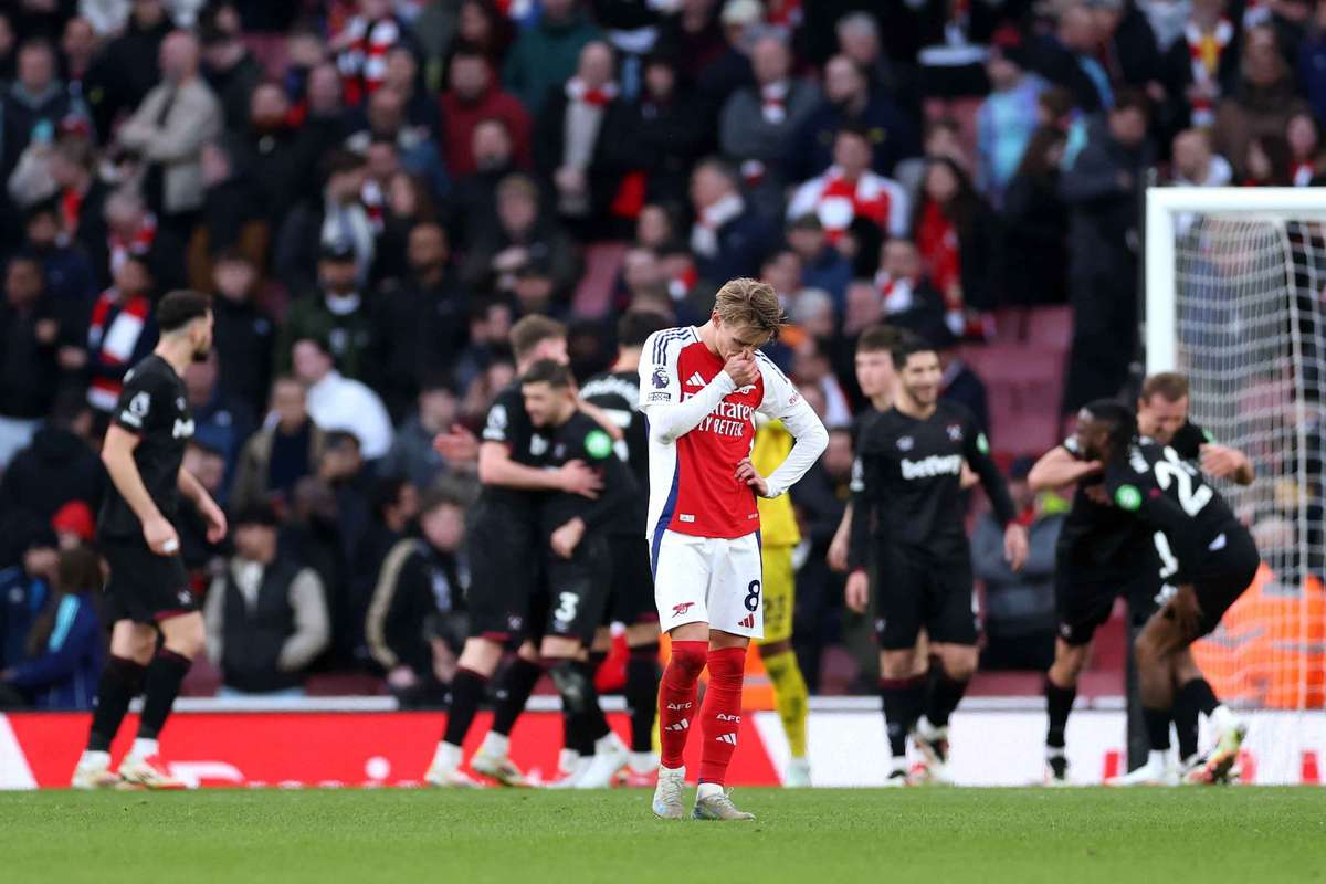 Свидение Арсенала, занявшего второе место, Льюис-Скелли с красной картой. Ян Беднарек травма