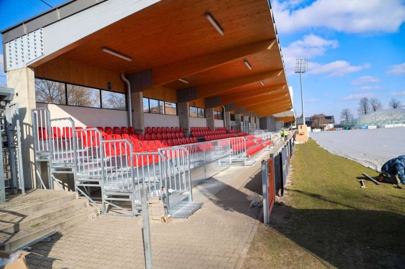 Он играет готово к дебюту в Niepołomice, только отсутствие фанатов гостей портит праздник