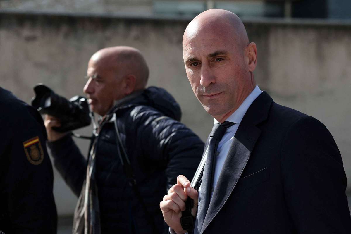 Испанский суд распоряжает Рубиал заплатить штраф за поцелую Hermoso без ее согласия