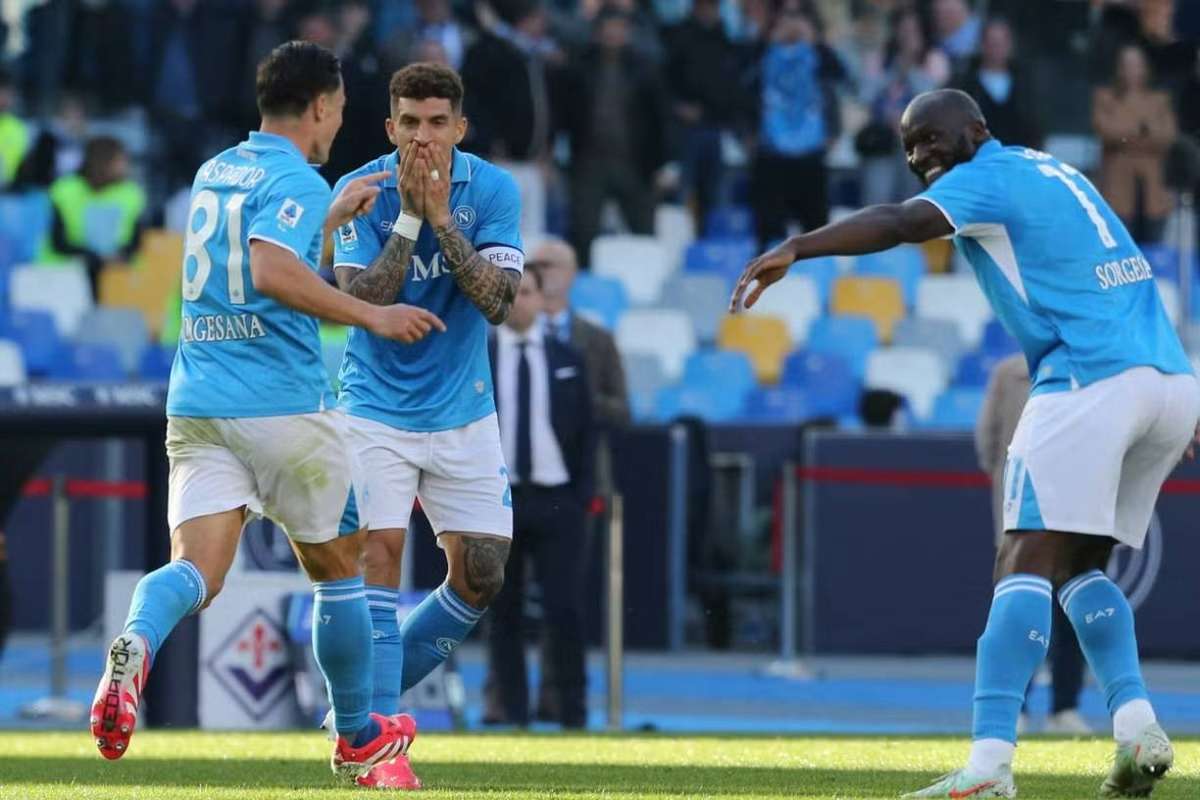 Наполи победил Фиорентину и в погоне за Интер. Лукаку почти как Левандовски