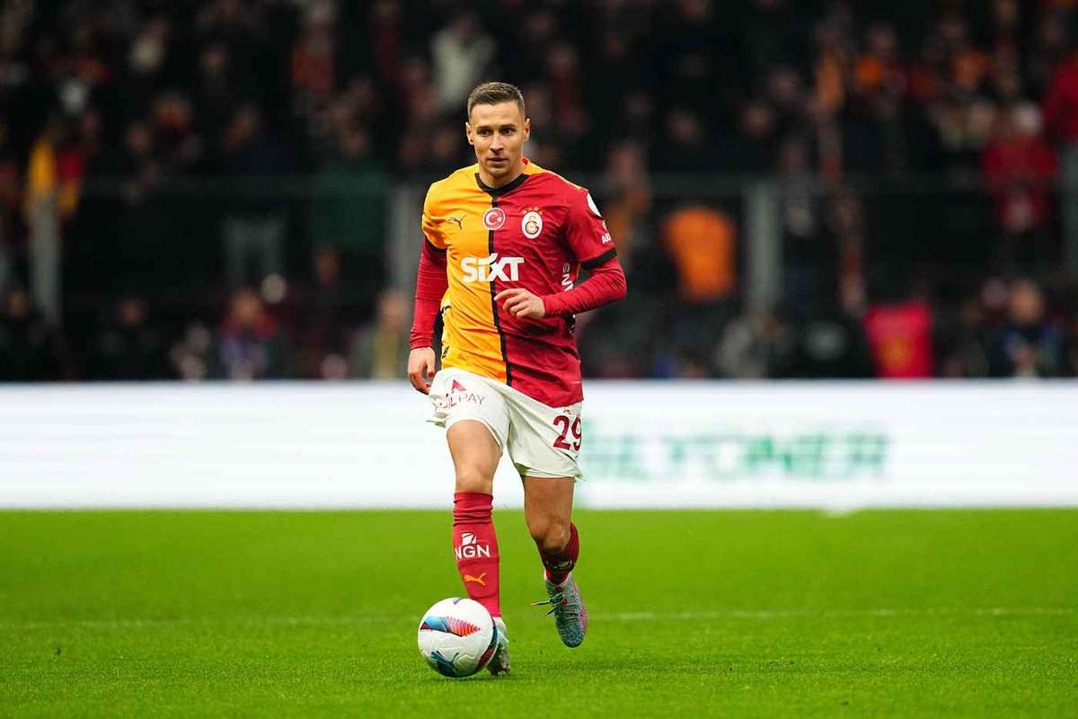 Przemyslaw Frankowski с удивительной красной карточкой после фола на Mucim