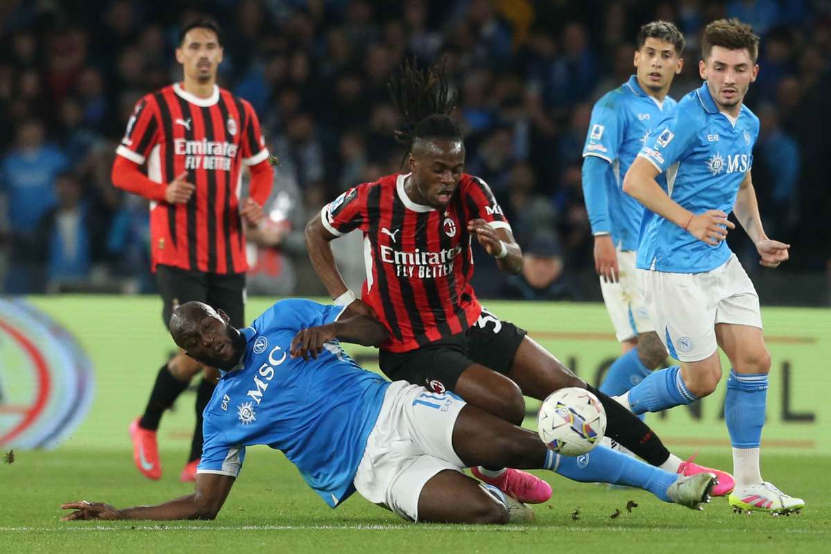 Милан не смог отменить результат в Неаполе, Наполи все еще в гонке Скудетто