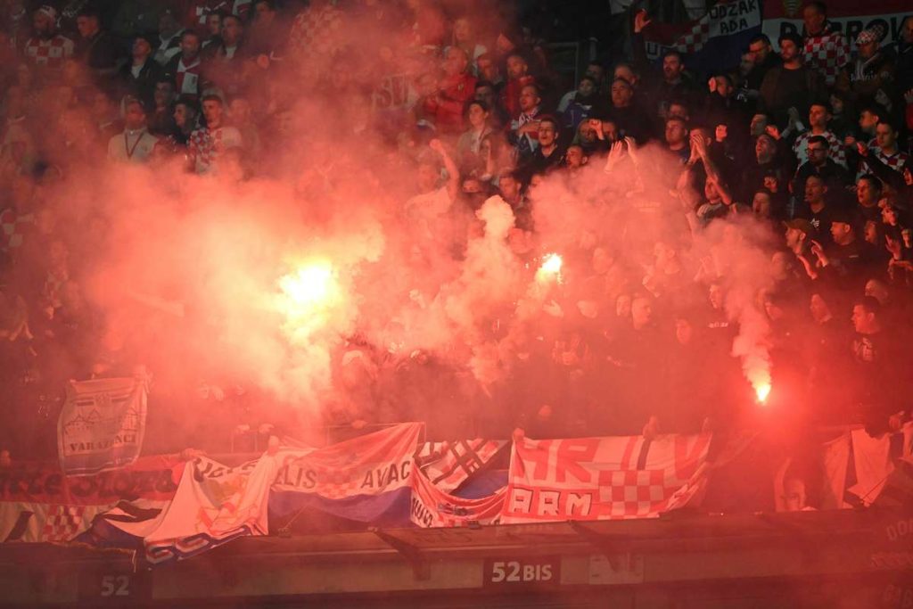 Хорватские фанаты исполняли нацистские жесты во время матча. Французская полиция подтверждает