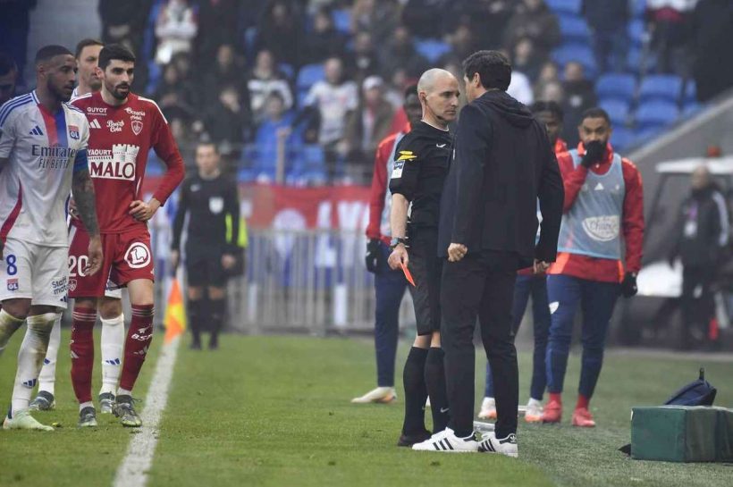 До семи месяцев отстранения для тренера Лиона. Судья: он попытался ударить меня в голову