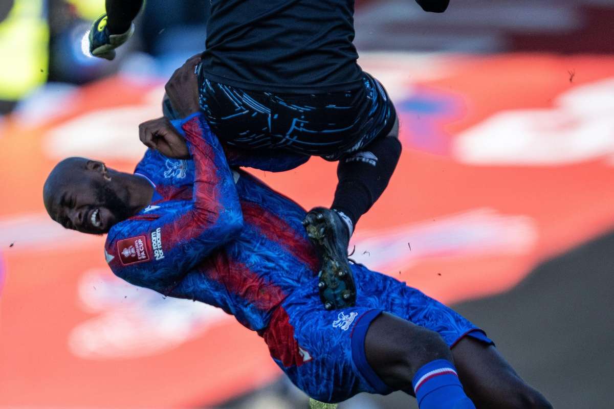 Вратарь Лиам Робертс наказан с шестью запретами на жестокий фол на партнере