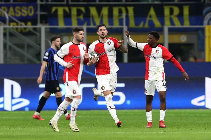 Модель GOL Jakub в матче с интер. Первый удар в цветах голландской команды