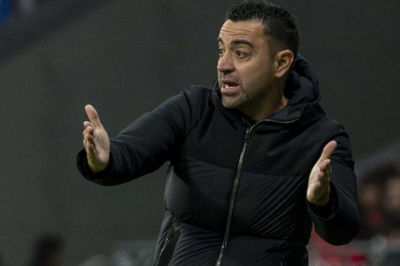 Xavi открывает дверь, чтобы вернуться на тренерскую скамейку. "Я жду предложений"