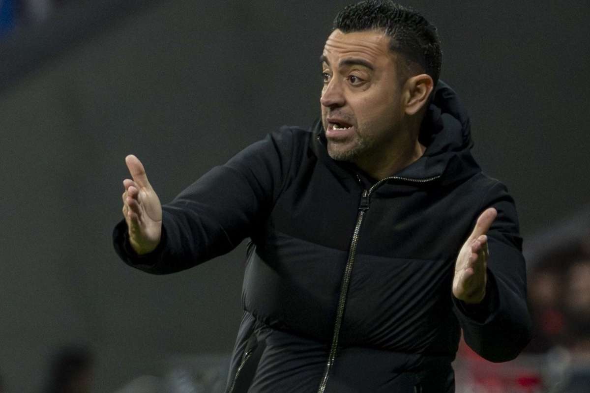 Xavi открывает дверь, чтобы вернуться на тренерскую скамейку. "Я жду предложений"