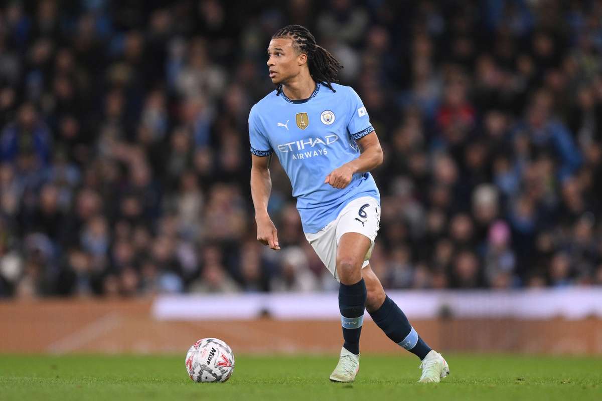 Натан Аке подвергается операции после того, как сломал ногу. "Это разочаровывающий сезон для меня"