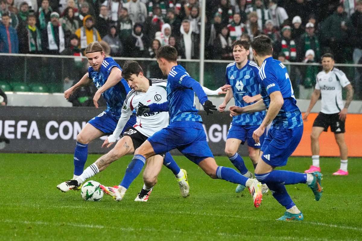 Gual Hero of Legia, военные в лучших восьми конференц -лиги. Челси ждет их