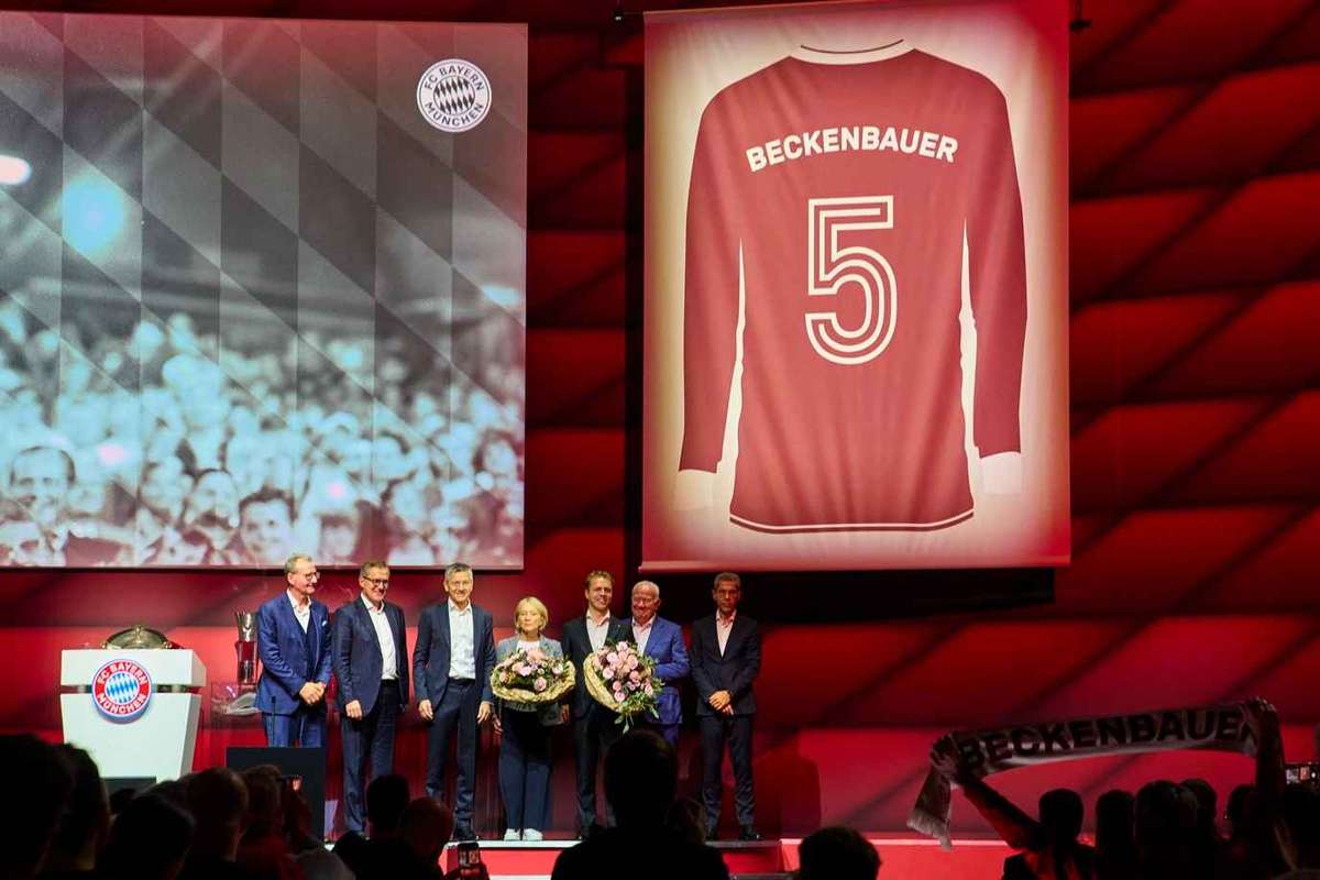 Bayern Honors "Kaiser": рубашка Beckenbauer под крышей Allianz Arena