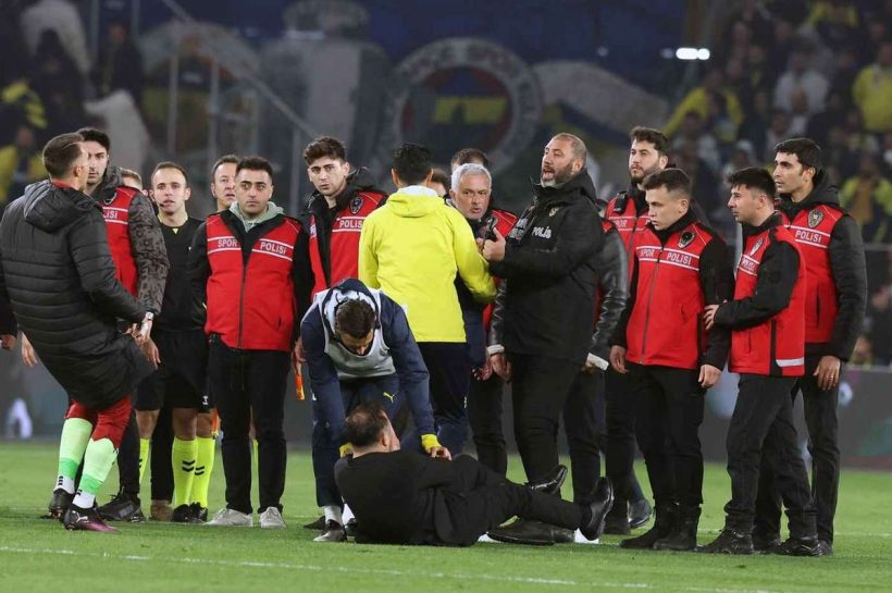 Фенербахче защищает Моуринью: «Окан Бурук спровоцировал наш тренер»