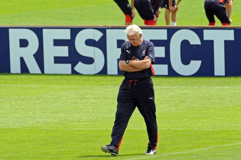 После смерти Бинхаккера, минута молчания перед матчами 28 -го раунда Экстракласа