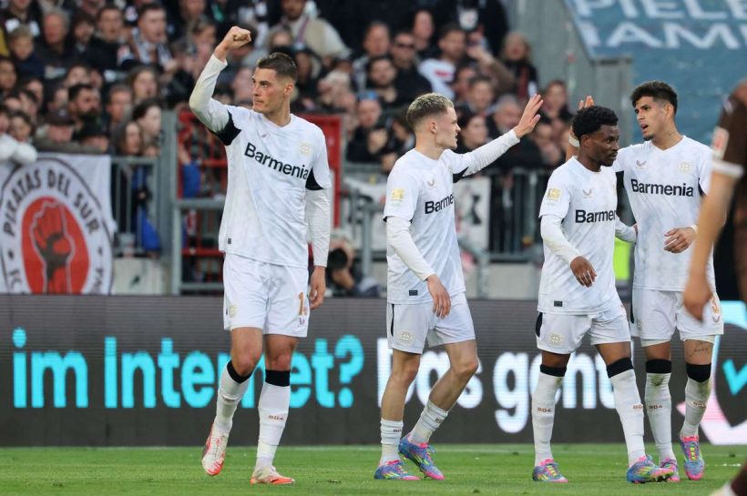 Мастер -скольжение в Гамбурге, Бавария Мюнхен, приближается к названию. Она носила на скамейке