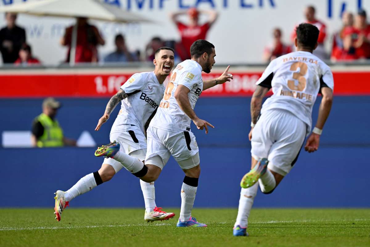 Байер выигрывает после цели в дополнительном времени игры и не поддерживает небольшие надежды на защиту титула