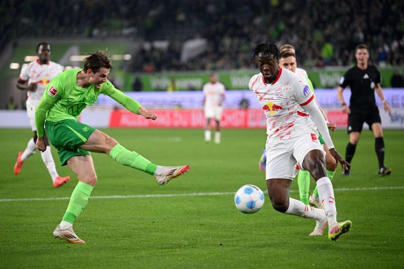 Grabara, голодный в длинном углу, для утешения помощи Каминьски от RB Leipzig