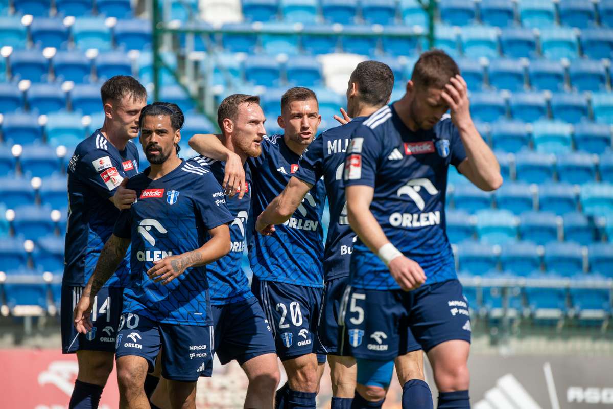 Оба Висла укрепили эту позицию, серия кошмарного движения простиралась с последней командой таблицы