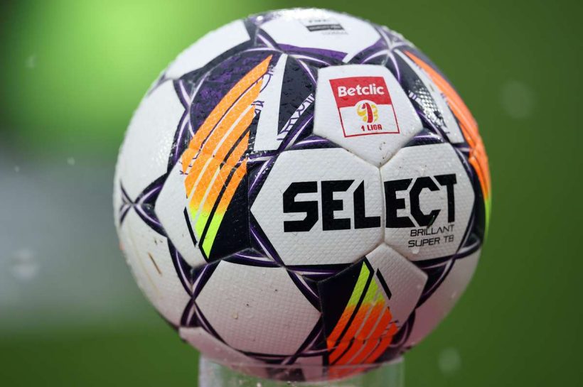 Матчам первой, второй и третьей лиги также будет предшествовать минуту молчания после смерти Бинхаккера