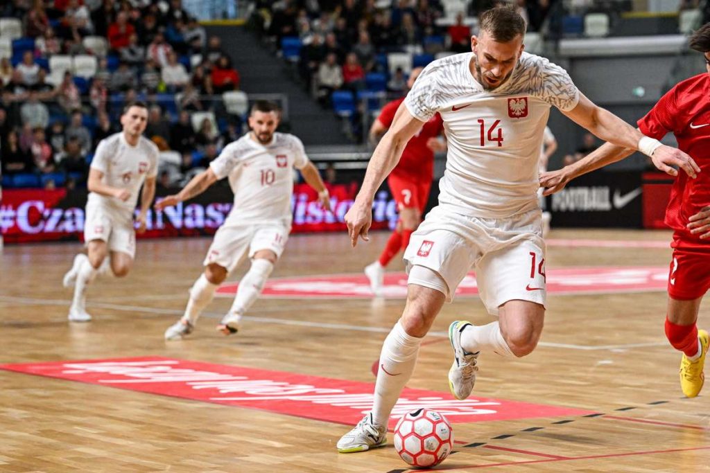 Поражение национальной команды польской с Словакией в последнем групповом матче европейского чемпионата.