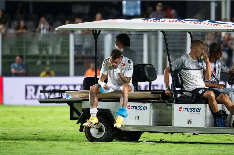 Неймар снова повредил. Он оставил поле со слезами на глазах