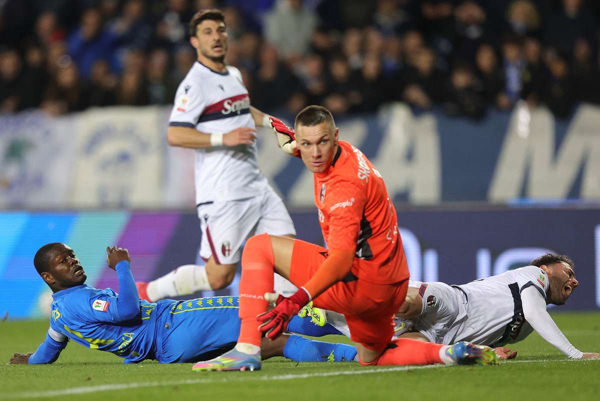 Болонья с Скорупски побеждает его бывший клуб и является одной ногой в финальной коппе Италия