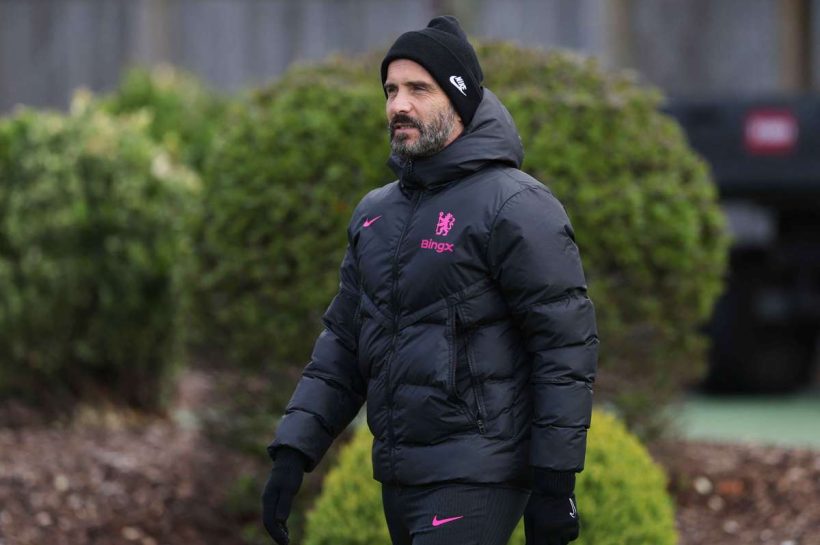 Maresca вставлена ​​позади своих игроков перед матчем против Legia