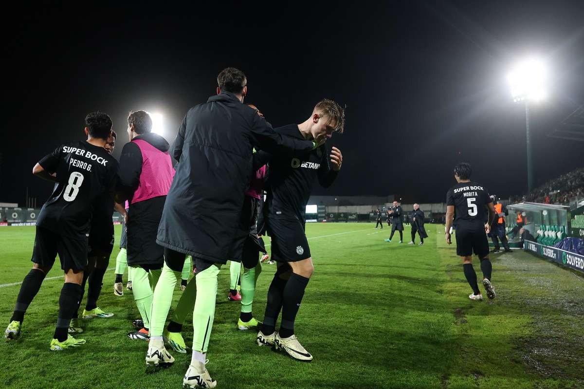 Стадион Cezary Miszta Club поврежден штормами в Португалии