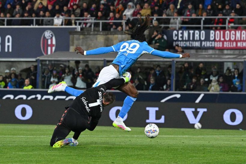 Скорупский быстро пошел с травмой, Болонья доминировала в Наполи и была волосами с подиума