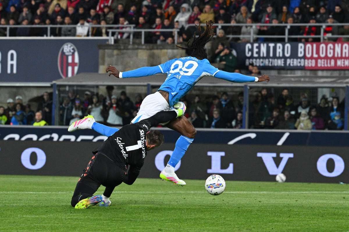 Скорупский быстро пошел с травмой, Болонья доминировала в Наполи и была волосами с подиума