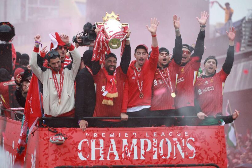 Ливерпуль празднует свой успех в Премьер -лиге с триумфальным парадом победы