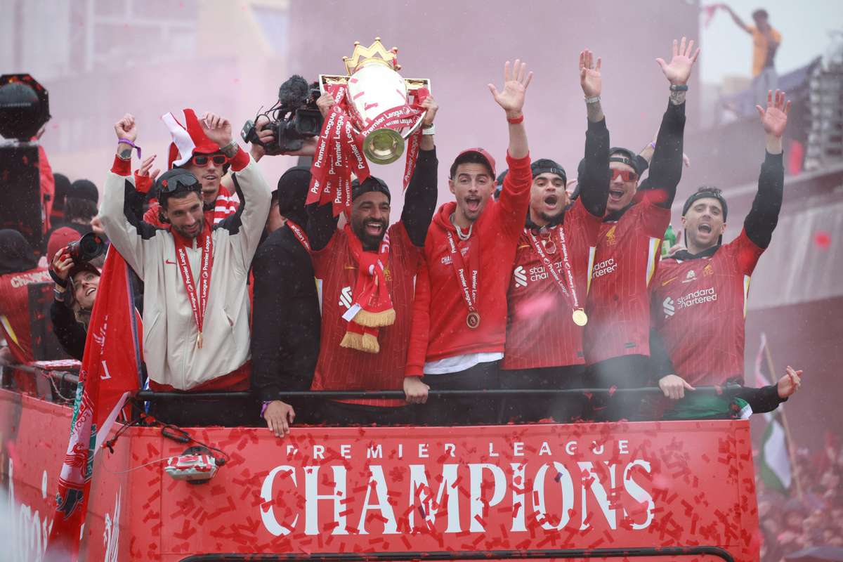 Ливерпуль празднует свой успех в Премьер -лиге с триумфальным парадом победы