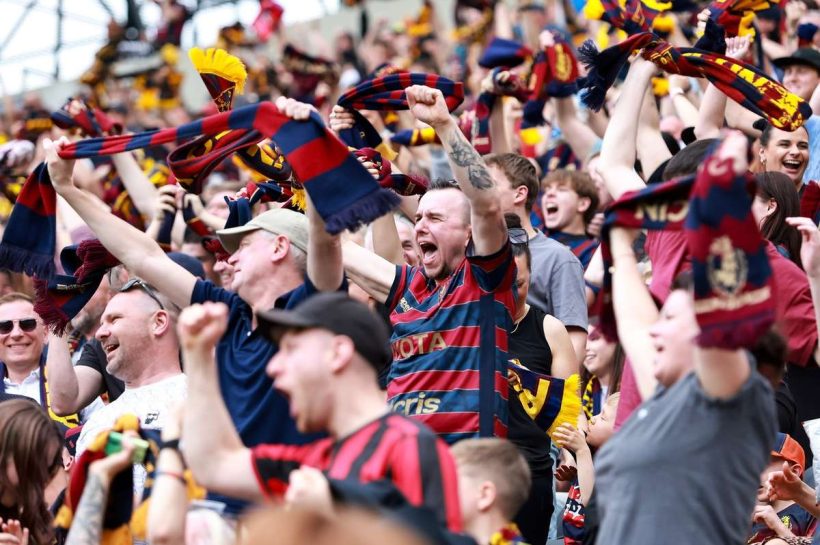 Полный Tribune сторонников на стадионе Pogoń в Zczecin: «Стоимость не имела значения»