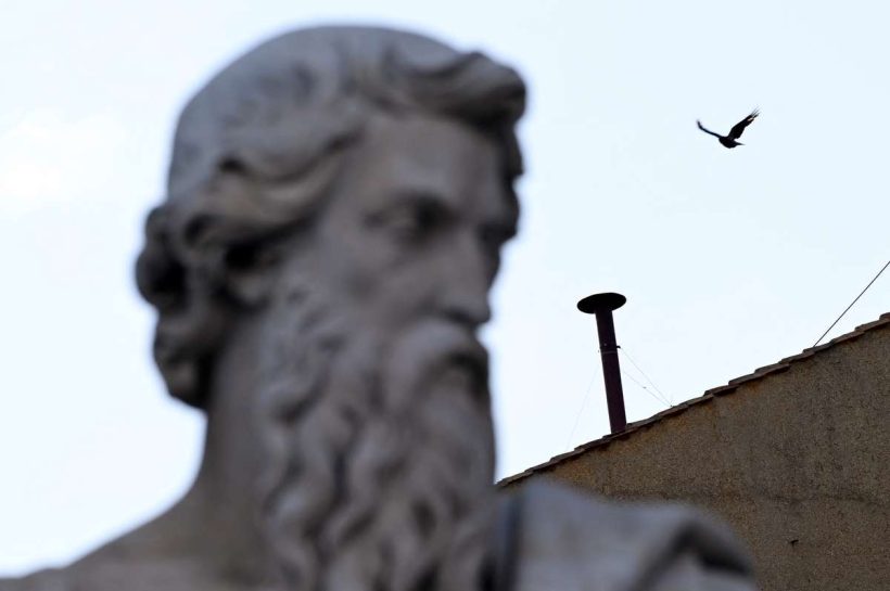 От недостижимой наклейки до конклава: Семья Пиццабаллы между священными картами и легендами