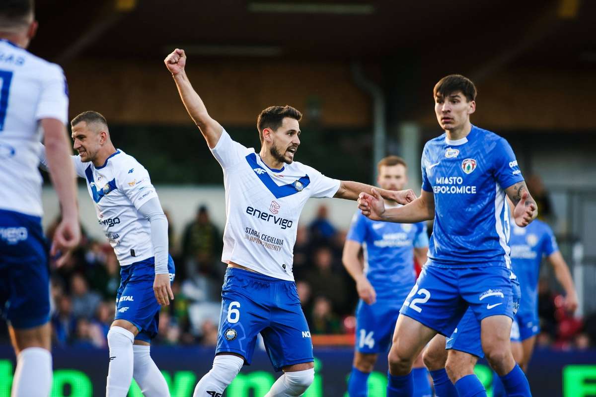 Сталь тянет своих соперников на дно, Пушча -Нипомис Третий наследование с PKO BP ekstraklasa