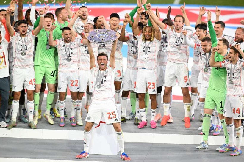 Трофей "Дахоам". Бавария получила медали Мастера после последнего матча в Мюнхене