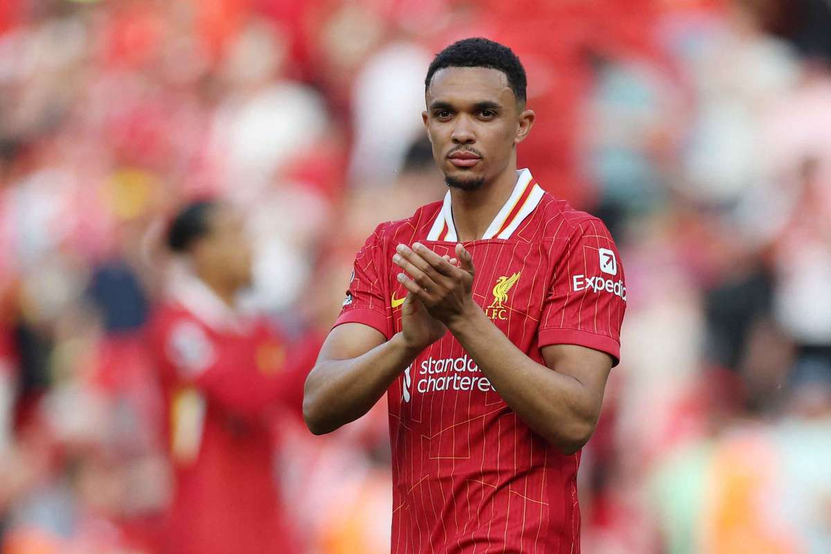 Робертсон и Каррагер защищают Александра-Арнольд после того, как фанаты процветают