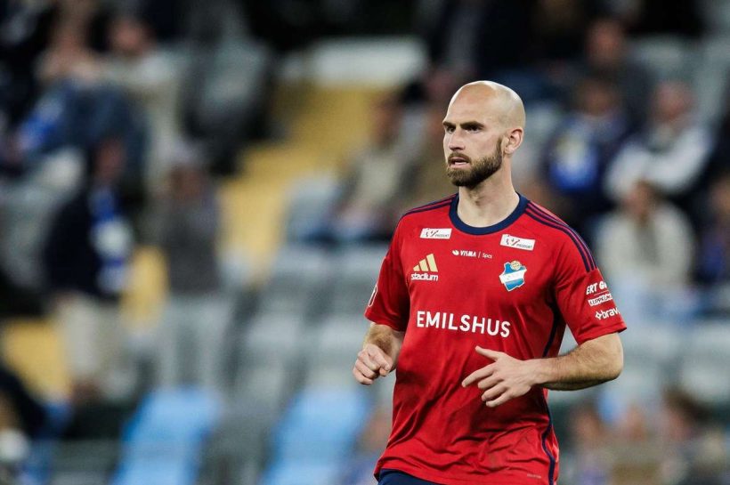 Скандал в Швеции. Вентилятор выбежал на поле и попытался ударить игрока