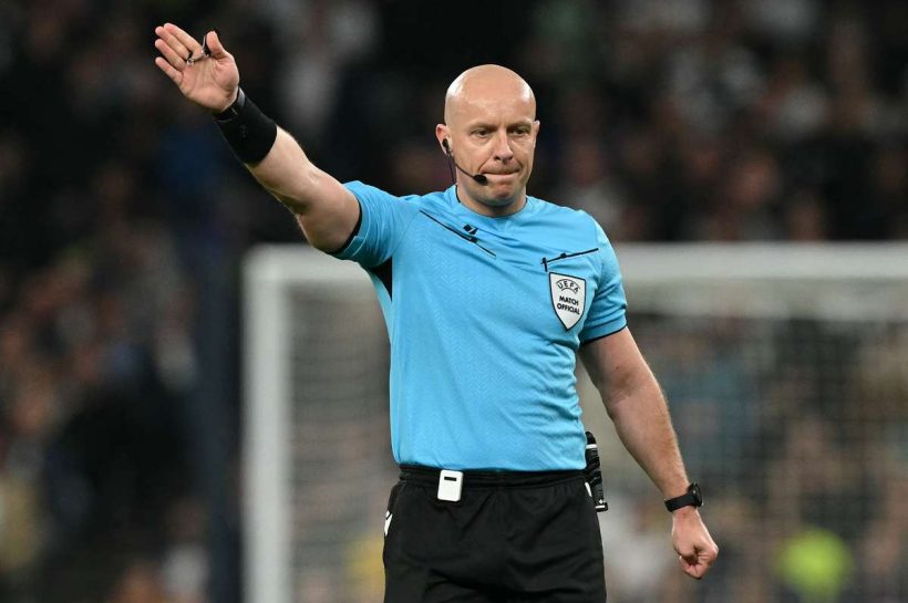 Шаймон Марцинияк приведет еще один удар. Арбитр конмиратора матча с Барселоной