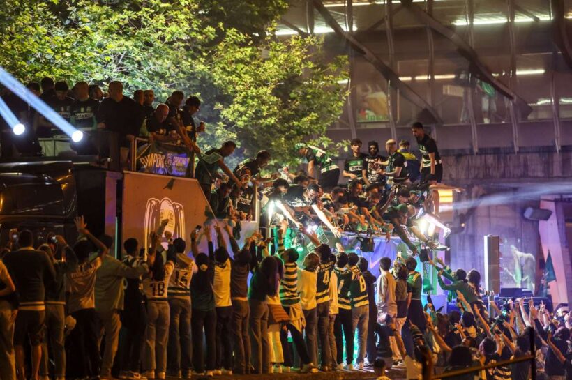 Раненные в результате вмешательства полиции, спортивные фанаты подают в суд на вас, один из поклонников потерял глаза