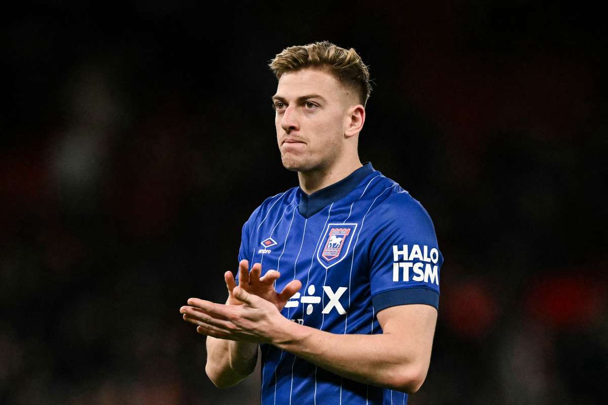 Делап остается в Премьер -лиге. Челси утверждает, что на следующий день после триумфа в лиге конференции