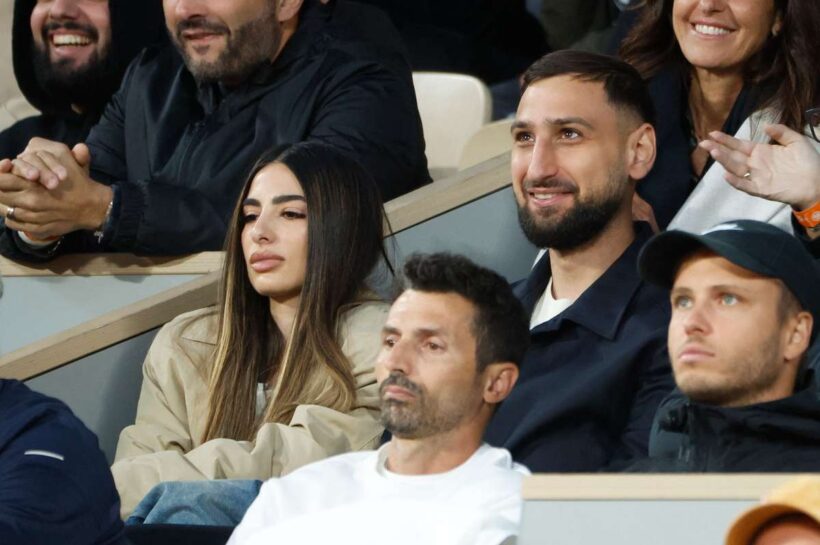 Футболисты приносят счастье в своих любимых во время Открытого чемпионата Франции этого года