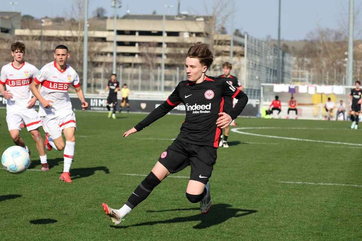 Эйнтрахт Франкфурт наказан за то, что он посадил 14-летнего возраста в братских животных