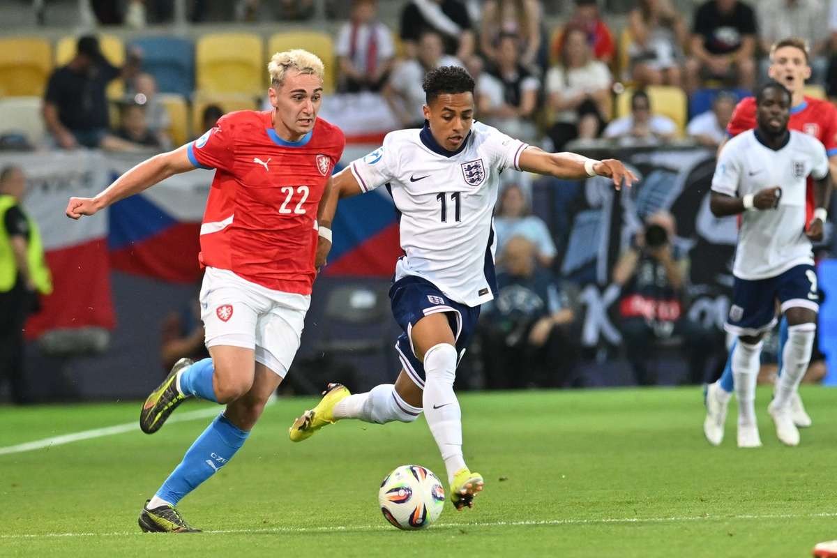 Молодежная команда Англии успешно начинает защиту титула, чехи