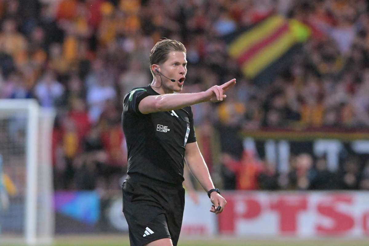 Шотландский Дэвид Дикинсон Судья социального матча Польши с Молдовой