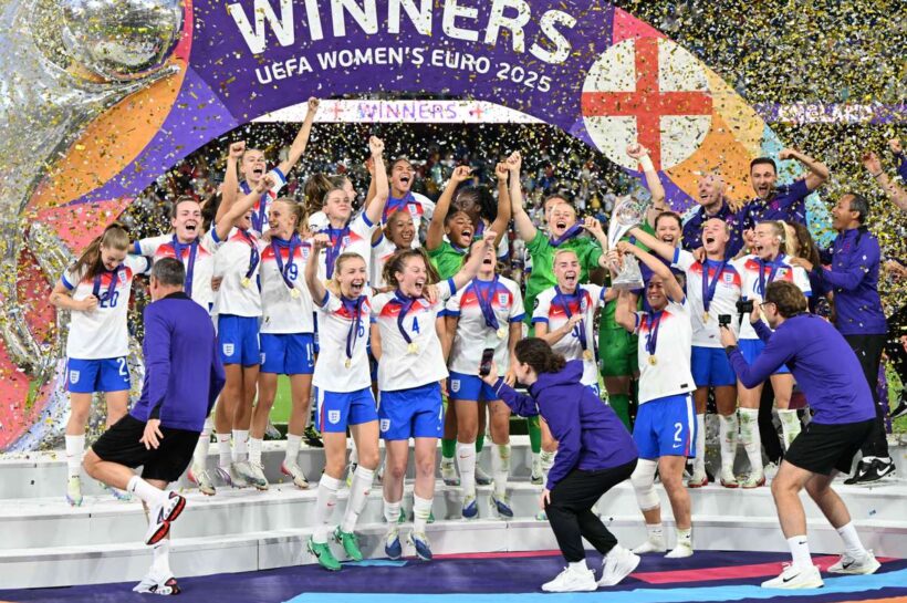 Львиные львы зарегистрируются в истории английского футбола. Вся страна говорит о них